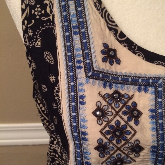 Beautiful embroidered top - Picture 2 of 2